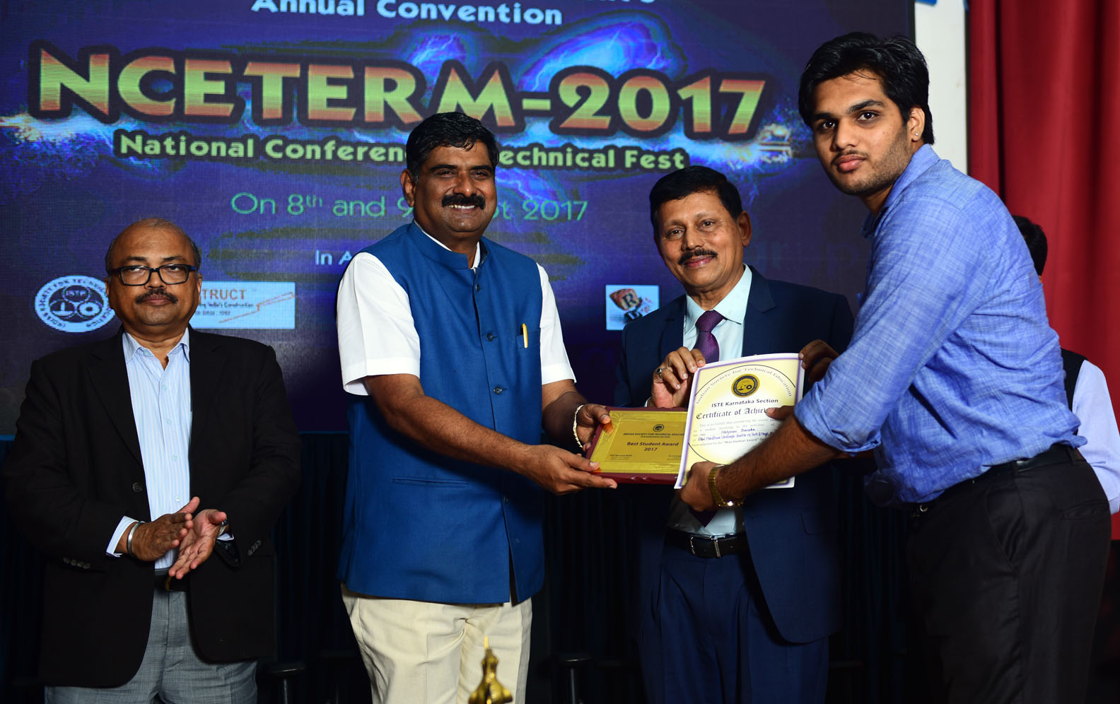 ಉತ್ತಮ ವಿದ್ಯಾರ್ಥಿ ಪ್ರಶಸ್ತಿ ಪ್ರದಾನ